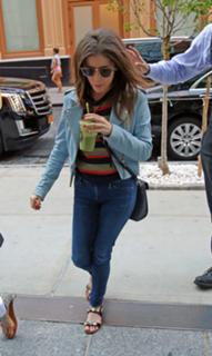 Anna Kendrick feet photo thumbnail