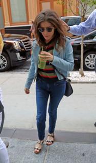 Anna Kendrick feet photo thumbnail