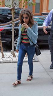 Anna Kendrick feet photo thumbnail