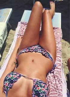 Valentina Vignali feet photo thumbnail
