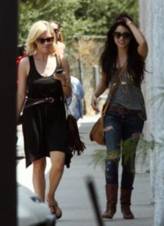 Brittany Snow feet photo thumbnail
