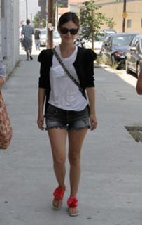 Rachel Bilson feet photo thumbnail