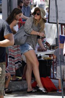 Hilary Duff feet photo thumbnail