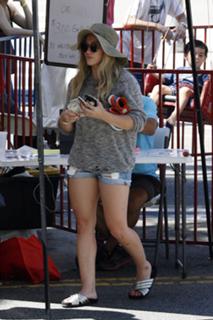 Hilary Duff feet photo thumbnail