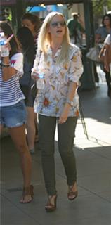 Mena Suvari feet photo thumbnail
