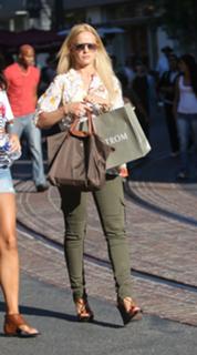 Mena Suvari feet photo thumbnail