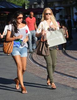 Mena Suvari feet photo thumbnail