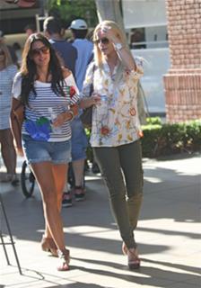 Mena Suvari feet photo thumbnail