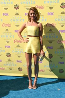 Sarah Hyland feet photo thumbnail