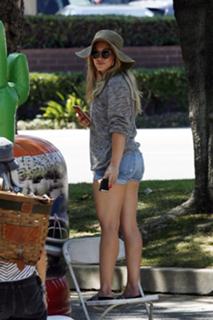 Hilary Duff feet photo thumbnail