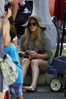 Hilary Duff feet photo thumbnail