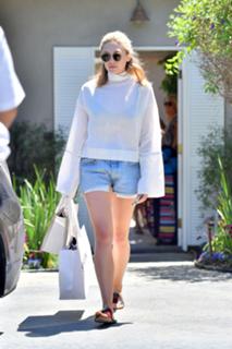 Elizabeth Olsen feet photo thumbnail