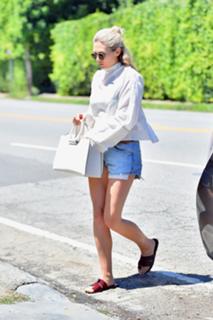 Elizabeth Olsen feet photo thumbnail