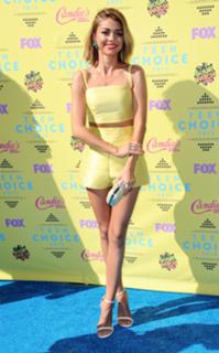 Sarah Hyland feet photo thumbnail