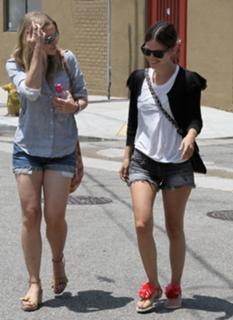Rachel Bilson feet photo thumbnail