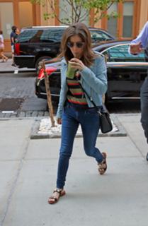 Anna Kendrick feet photo thumbnail