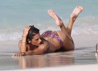 Alessandra Ambrosio feet photo thumbnail