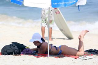 Deborah Secco feet photo thumbnail