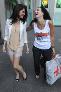 Selena Gomez feet photo thumbnail