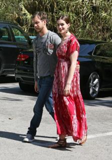 Anne Hathaway feet photo thumbnail