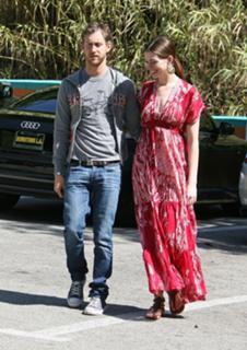 Anne Hathaway feet photo thumbnail