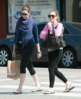 Anne Hathaway feet photo thumbnail