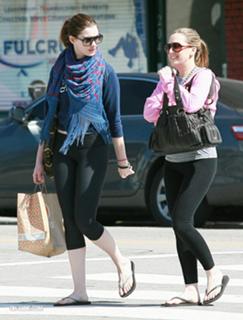 Anne Hathaway feet photo thumbnail