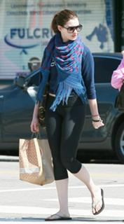 Anne Hathaway feet photo thumbnail