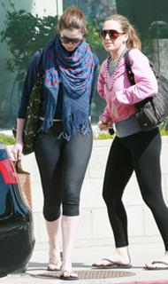 Anne Hathaway feet photo thumbnail