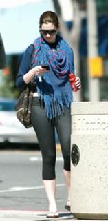Anne Hathaway feet photo thumbnail