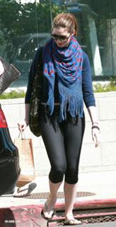 Anne Hathaway feet photo thumbnail