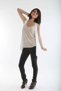 Selena Gomez feet photo thumbnail
