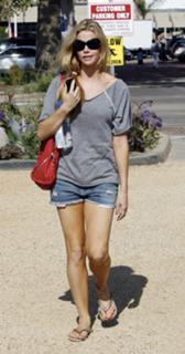 Denise Richards feet photo thumbnail