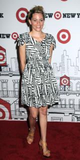 Elizabeth Banks feet photo thumbnail