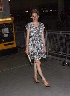 Elizabeth Banks feet photo thumbnail