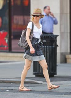 Elizabeth Banks feet photo thumbnail