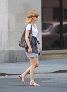 Elizabeth Banks feet photo thumbnail