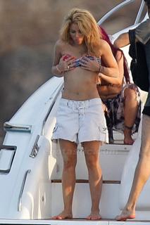 Shakira feet photo thumbnail