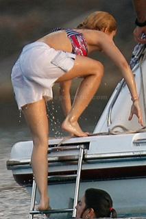 Shakira feet photo thumbnail