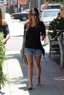 Rachel Bilson feet photo thumbnail