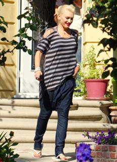 Gwen Stefani feet photo thumbnail