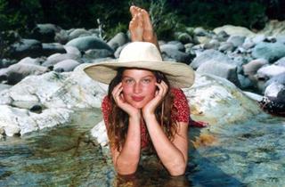 Laetitia Casta feet photo thumbnail