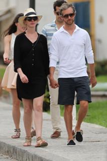 Anne Hathaway feet photo thumbnail