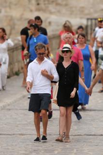 Anne Hathaway feet photo thumbnail