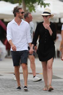 Anne Hathaway feet photo thumbnail