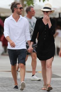 Anne Hathaway feet photo thumbnail