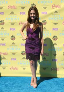 Laura Marano feet photo thumbnail