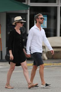 Anne Hathaway feet photo thumbnail