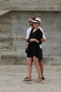 Anne Hathaway feet photo thumbnail
