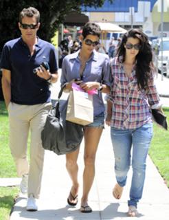 Halle Berry feet photo thumbnail